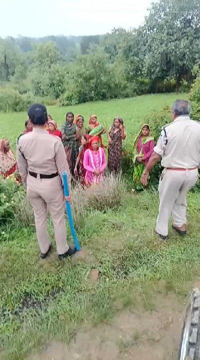 राजस्व दल से अभद्रता, शासकीय कार्य में बाधा और धमकी; 12 पर केस दर्ज