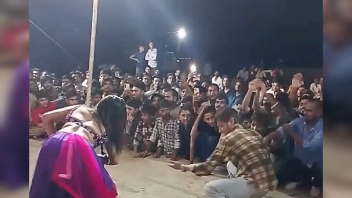 श्योपुर में गुरु पूर्णिमा पर विवाद, फिल्मी गानों पर डांस का वीडियो वायरल