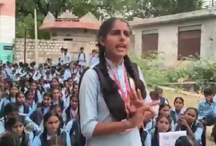 शिक्षक की कमी पर छात्रों ने किया स्कूल में तालाबंदी और रोड जाम की धमकी
