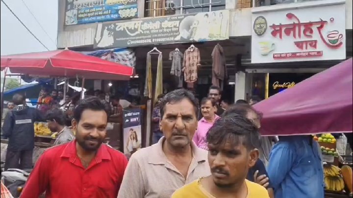 आठनेर में अतिक्रमण हटाओ अभियान से गरीब फल विक्रेताओं की आजीविका पर संकट