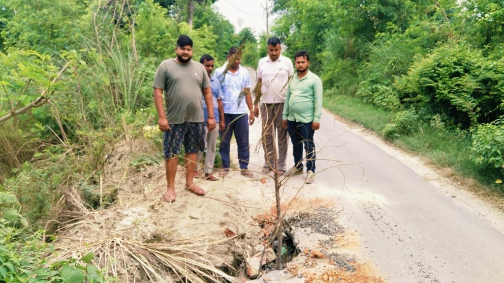 सिरसी मार्ग की जर्जर हालत, दर्जनों गांवों की आवाजाही बाधित