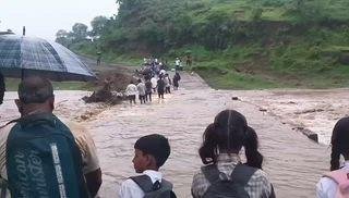 जोखिम में स्कूली बच्चे, गोटेगांव में नदी पार