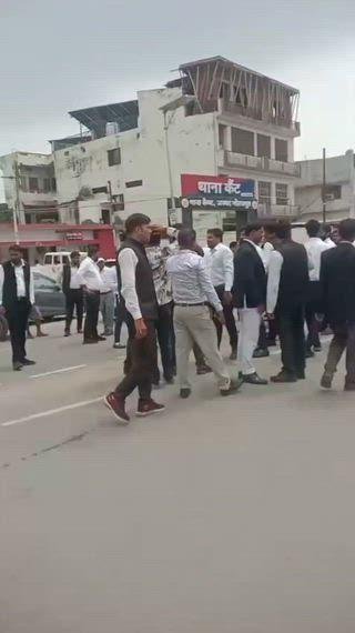 पुलिस के खिलाफ सड़क जाम, अधिवक्ताओं का हंगामा