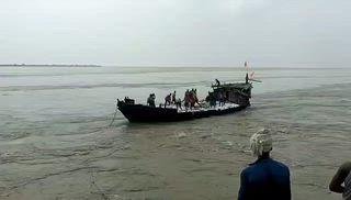 गंगा में पलटी नाव, मजदूरों का भयानक मंजर वायरल