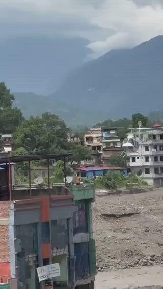 रेस्क्यू में सैनिक ने बचाई जान, हैलीकॉप्टर से पकड़ा लड़के का हाथ