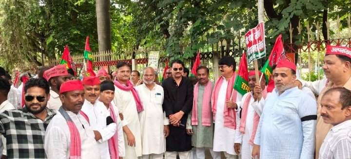 गोरखपुर में काली पट्टी बांधकर सपा कार्यकर्ताओं ने किया प्रदर्शन