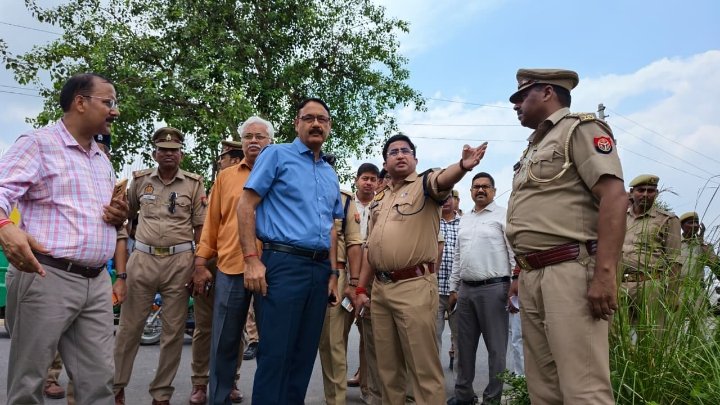 जिलाधिकारी और पुलिस अधीक्षक ने किया स्टेडियम का निरीक्षण