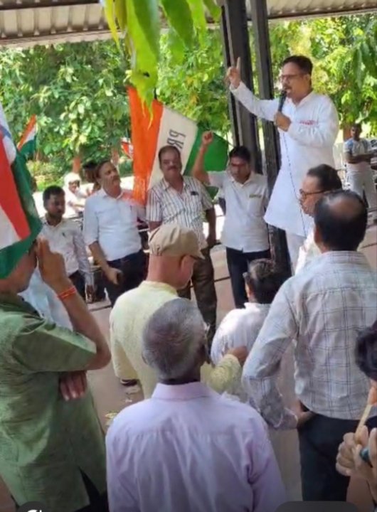 रेलवे अस्पताल की बदहाली पर भड़के कर्मचारी, सफाई और पंखों को लेकर नाराजगी