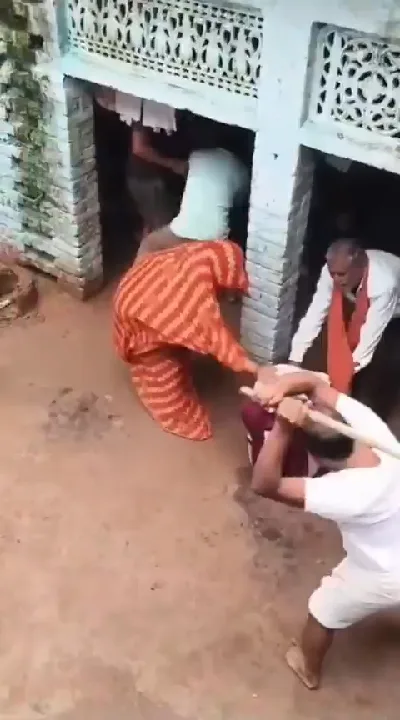 कानपुरदेहात: प्रेमिका से मिलने पहुंचे युवक की ग्रामीणों ने की पिटाई, वीडियो वायरल