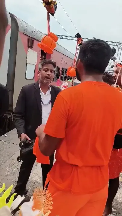 कांवड़ियों और टीटीई के बीच जुर्माना को लेकर विवाद, वीडियो वायरल