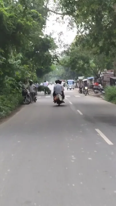 बाइक पर तीन-चार सवारी, हादसों को दे रहे न्योता