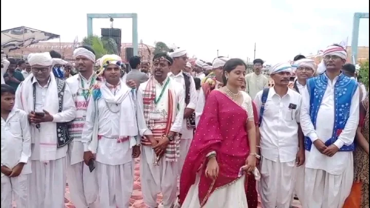 विश्व आदिवासी दिवस पर आदिवासी संस्कृति का उत्सव, स्पोर्ट्स कॉम्प्लेक्स में रंग बिरंगी झांकी