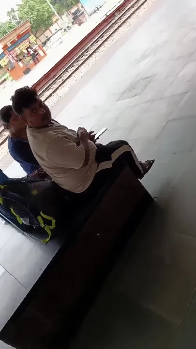 रेलवे स्टेशन पर गुंडागर्दी, यात्री को कॉलर पकड़ा, कार्रवाई की मांग