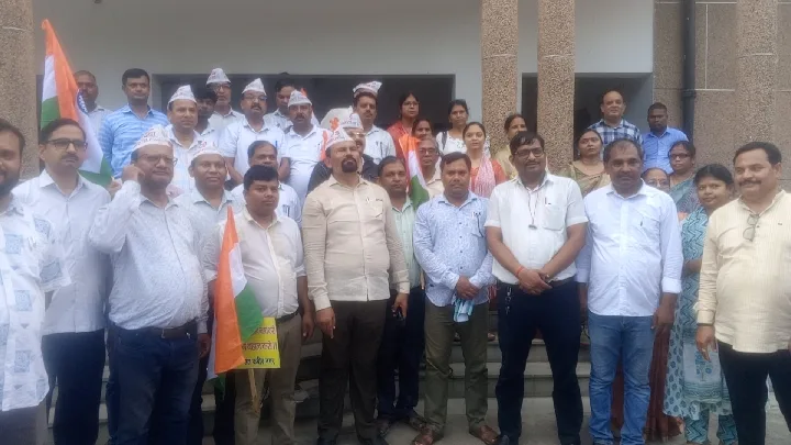 पुरानी पेंशन बहाली की मांग, शिक्षकों ने निकाली तिरंगा यात्रा