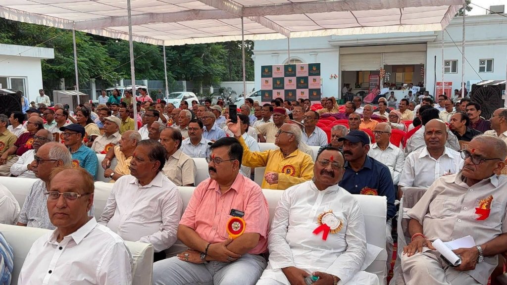वरिष्ठ जन दिवस पर सम्मान समारोह में मिले स्मृति चिन्ह