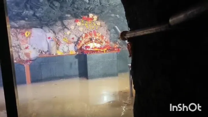 गंगा का पानी गर्भगृह में घुसा, चंडिका मंदिर में जलभराव