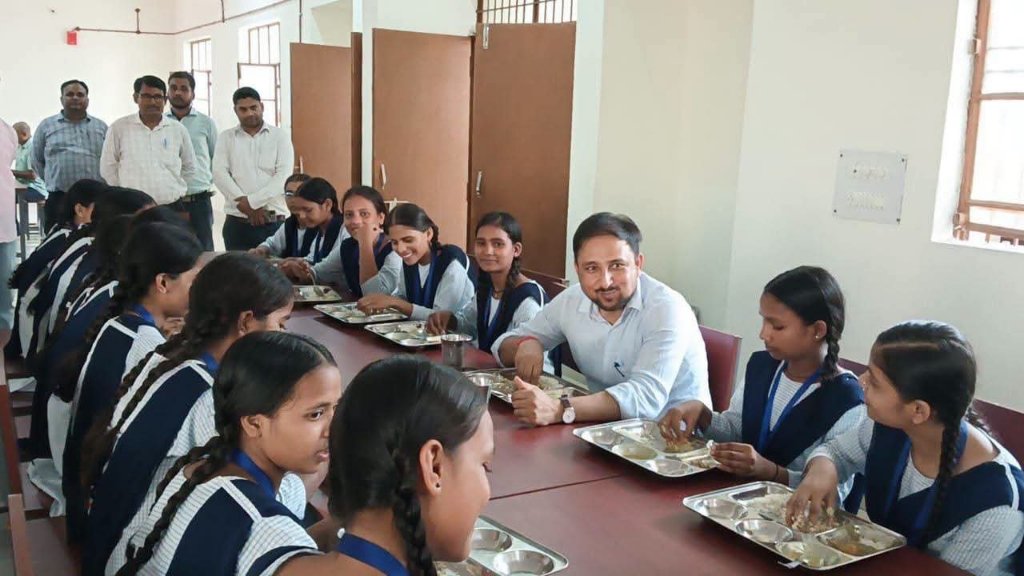 जिला अधिकारी ने विद्यालय में छात्राओं के साथ भोजन किया