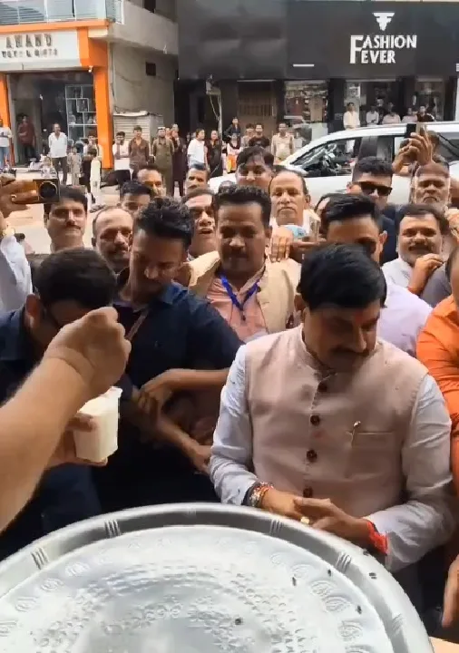 मुख्यमंत्री ने रुकवाया काफिला, पी और पिलाई लस्सी
