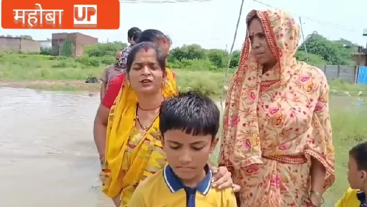 महोबा में खराब सड़कों से परेशान विद्यार्थियों का वीडियो वायरल
