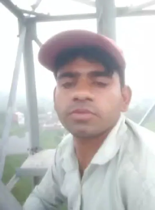 पुलिस की लापरवाही के खिलाफ टावर पर चढ़ा पीड़ित, न्याय की गुहार