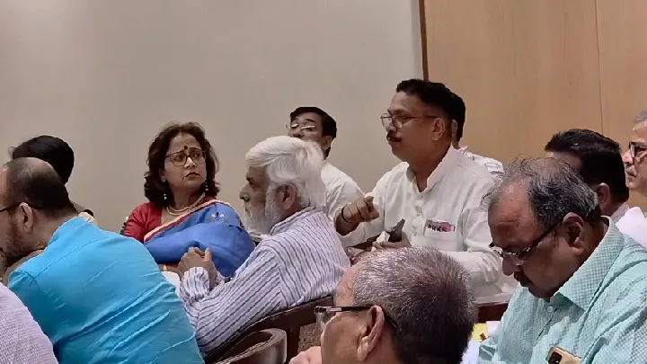 रेलवे बैठक में ऑन-बोर्ड एसी स्टाफ की सुरक्षा पर गंभीर सवाल
