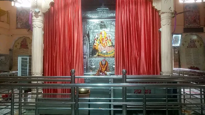श्री समय माता मंदिर में दिव्य दरबार सजा, 151 किलो चांदी के सिंहासन पर विराजमान