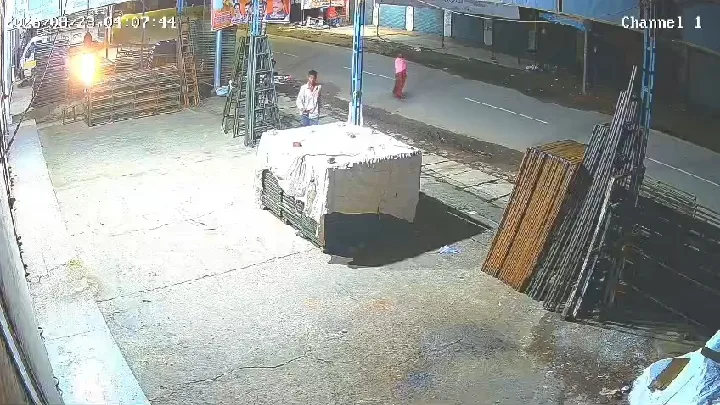 देवकली रोड पर मोती फर्नीचर में टोंटी चोरी, सीसीटीवी में दिखे चोर