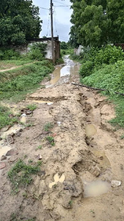 सुल्तानपुर में 10.4 मिलीमीटर बारिश, जलभराव और गड्ढों से राहगीरों को परेशानी