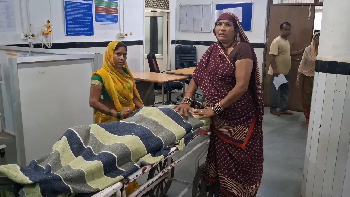आकाशीय बिजली गिरने से तीन लोग गंभीर रूप से घायल, जिला अस्पताल में भर्ती