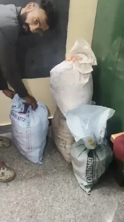 मस्जिद के पास भीख मांगकर इकट्ठा किए करोड़ों रुपये, बुज़ुर्ग महिला की अजीब कहानी