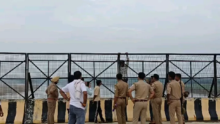 पुलिस की मुस्तैदी से पलट गया हादसा, युवक की बचाई जान