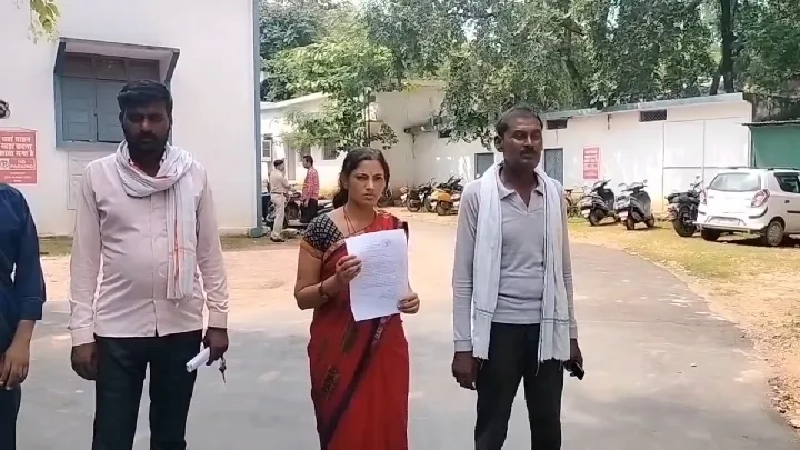 पति से परेशान पत्नी बेटे के साथ पहुंची एसपी कार्यालय, कार्रवाई की मांग