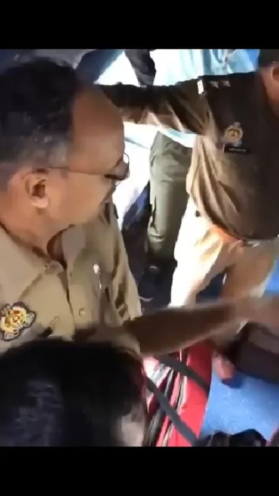 दरोगा ने टीटीई से की गाली-गलौज, ‘बाप की गाड़ी है’ कहकर किया विवाद, वीडियो वायरल