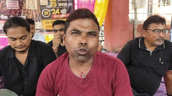 पटना में छात्र भूख हड़ताल पर, बिहार सरकार के खिलाफ प्रदर्शन