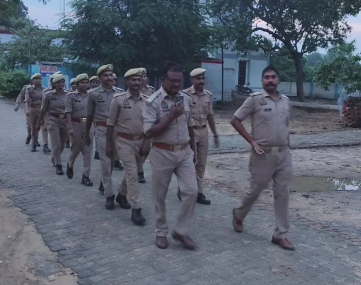 महुली पुलिस ने किया पैदल गश्त, यातायात नियमों और CCTV की उपयोगिता बताई