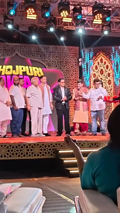 भोजपुरी बवाल शो में लालू-तेज प्रताप की मंच पर साथी