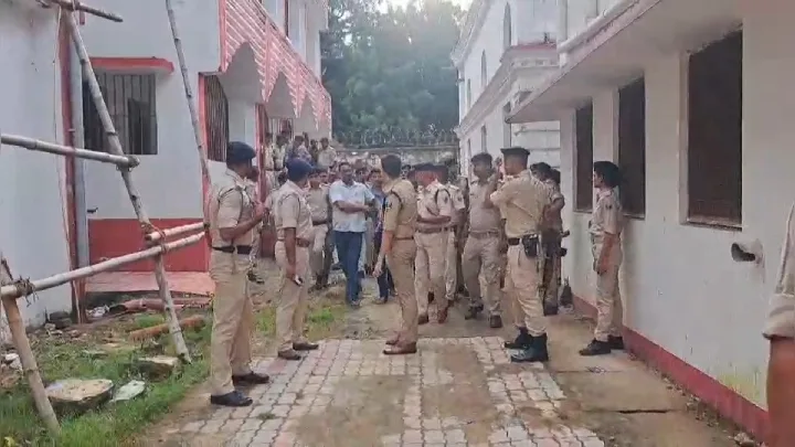 मुंगेर कोर्ट में दोषियों का तांडव, पुलिस पर हमला