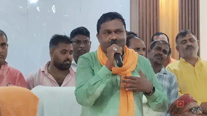 युवा समाज सेवी ने अधिवक्ताओं के लिए बनाए सात टीन शेड चैंबर
