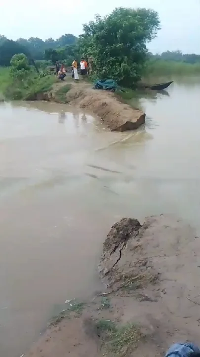 बांध टूटने से बोरना में बाढ़ का पानी, दहशत में लोग