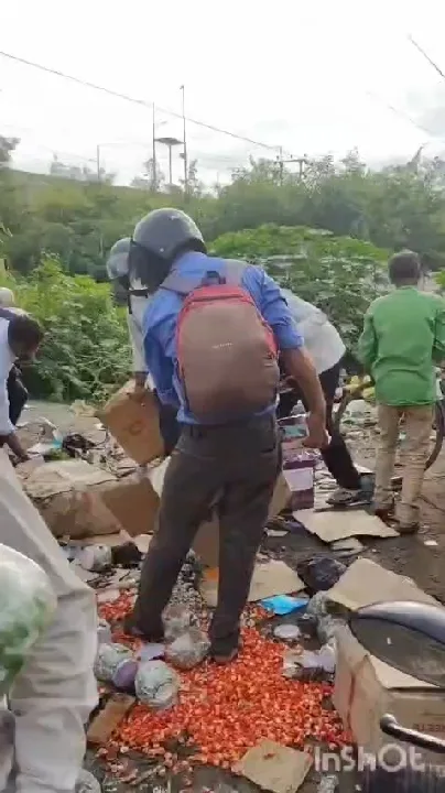 कूड़े के ढेर में मिली एक्सपायर चॉकलेट, लोगों ने की लूट