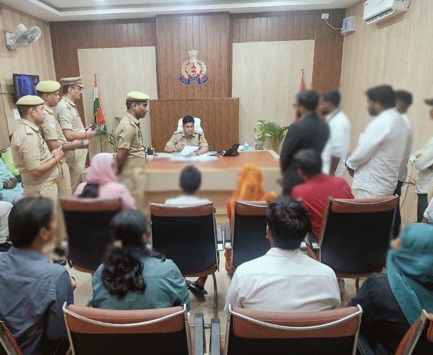 गोरखपुर पुलिस ने फरियादियों की समस्याओं को सुना, निस्तारण के लिए निर्देश दिए