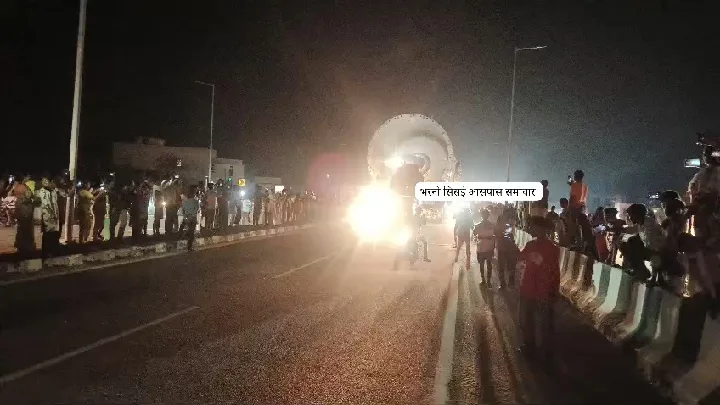 वायरल गाड़ी पहुंची भरनो, भीड़ ने सेल्फी और रिल्स बनाना शुरू किया