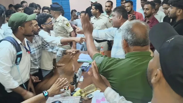 सिलाव नर्सिंग कॉलेज में छात्रों का हंगामा, 120 छात्रों ने खोला मोर्चा