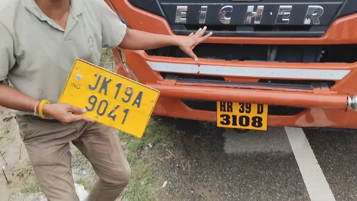 दधोल में कार और ट्रक में टक्कर, ट्रक में गौवंश भरे थे