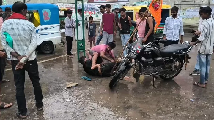 चौराहे पर दो युवकों में लात-घूंसे और चप्पलें