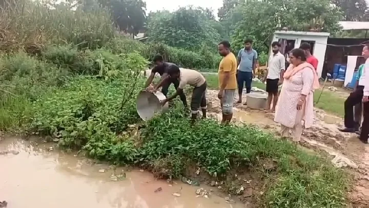 मिठाइयों की बर्बादी: रायबरेली में भारी मात्रा में नष्ट की गई मिठाइयां