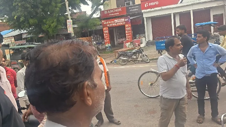 करहिया बाजार में पत्रकारों ने मिठाई व्यापारियों से की अभद्रता