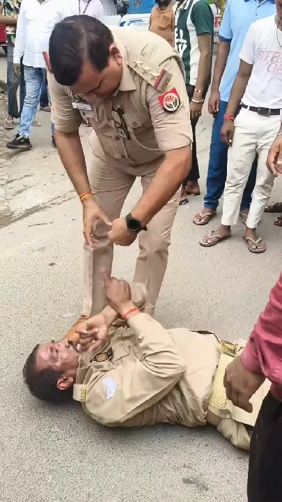 कन्नौज में पुलिसकर्मी आपस में भिड़े, वायरल हुआ वीडियो