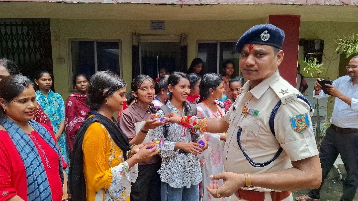 चक्रधरपुर में रक्षाबंधन पर पुलिस को राखी बांधकर सम्मान