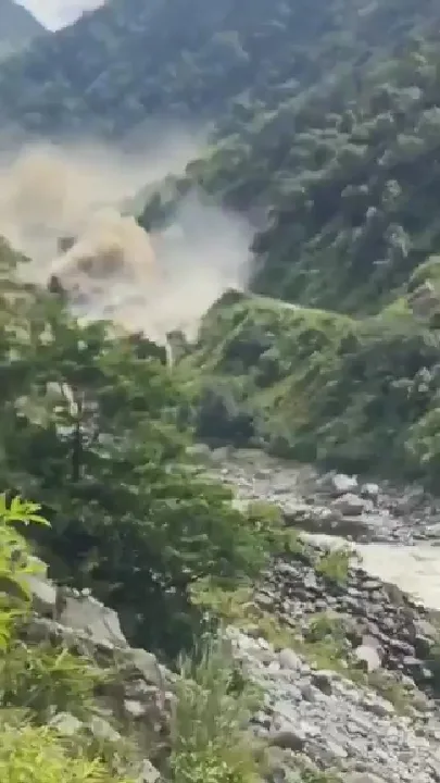 नेपाल में बाढ़ ने मचाई तबाही, देखिए भयावह मंजर